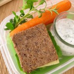 Vollkorn-Käse-Sandwich mit Karotten und Joghurt-Dip