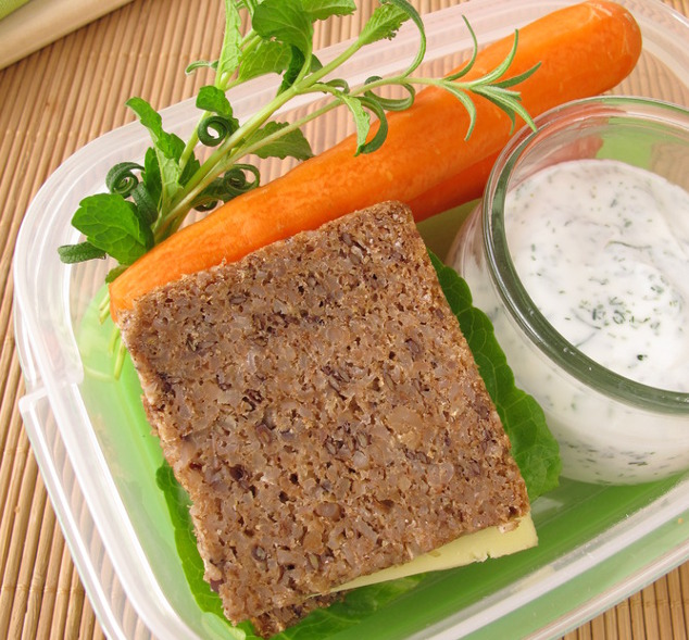 Vollkorn-Käse-Sandwich mit Karotten und Joghurt-Dip