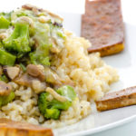 Reis mit Brokkoli-Champignon-Gemüse und Tofu