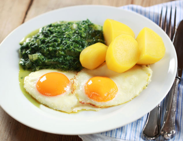 Spinat mit Kartoffeln &amp; Spiegelei: Ein Klassiker!