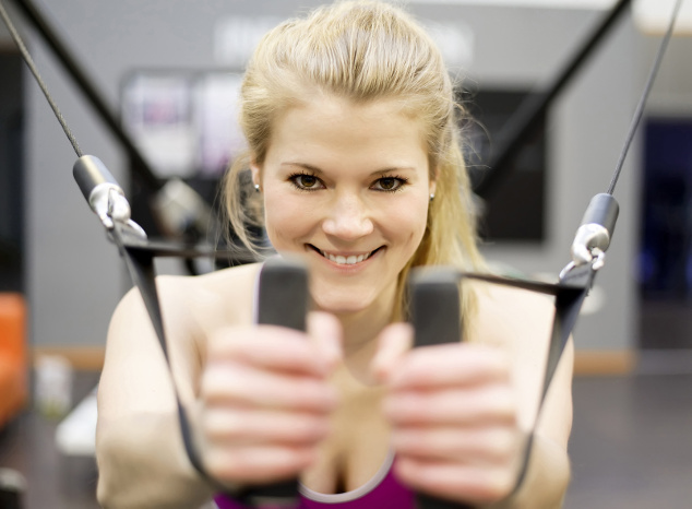 Frau im Fitnessstudio